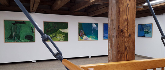 01Blick in Ausstellung mit Bildserie in Grün und Blau