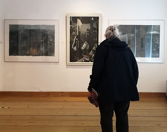 01Erwin Henning Vision um 1946 zwischen zwei Gemälden von Wolfgang Henning