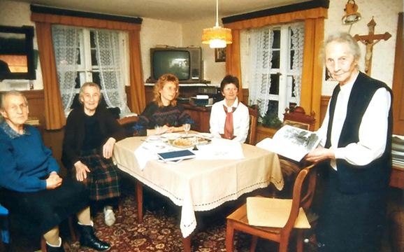 01 alle in der Stube