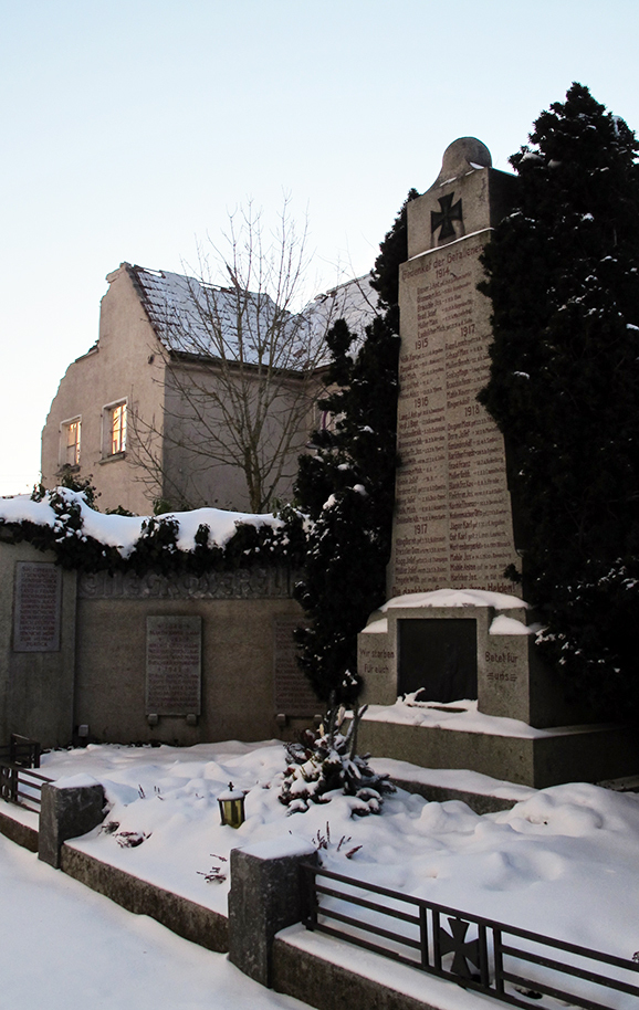 04Arnach Hitlerheim 3.2.12. mit GefallenennahnmalJPG
