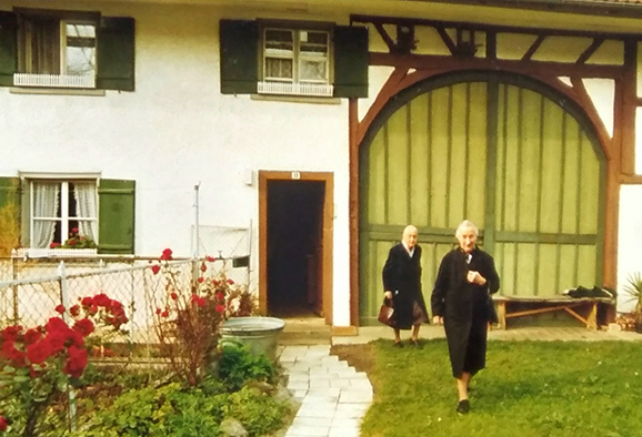 05 Festtagsgewand Schwestern