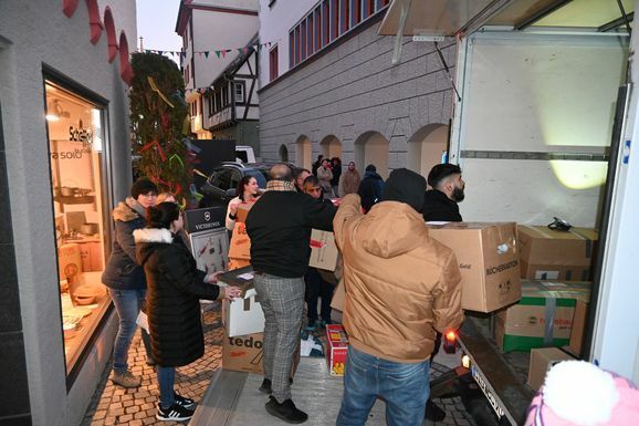 10Schlange vor dem LKW