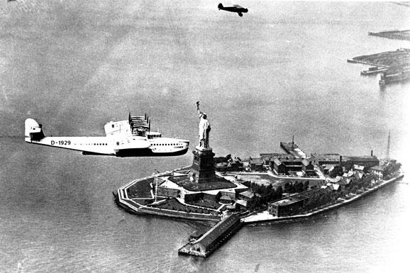Das Flugschiff Do X vor der Freiheitsstatue