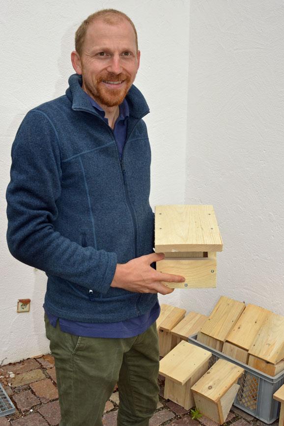 Nebenher baut der Naturfreund Nisthilfen und verschenkt siejpg