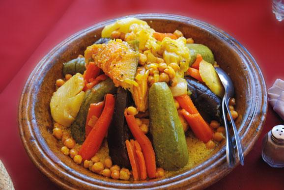 Marokkanische Tajine mit Gemüse und Kichererbsen