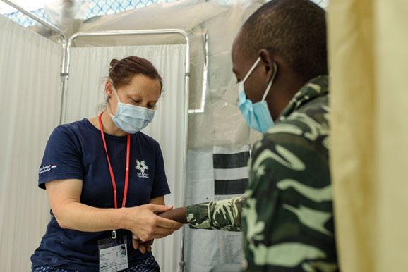 Versorgung eines Somaliers in Moria