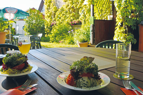 Viel grün auf dem Teller und rundum