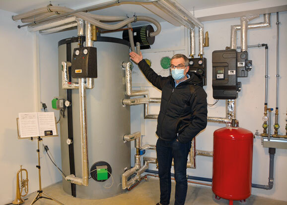 1100 l fasst dr Pufferspeicher im Keller be