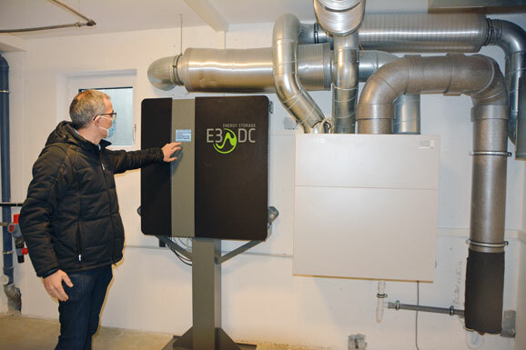 92 kWh Stromspeicher links und Lüftungsanlage im Keller be