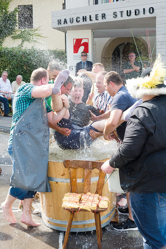 Beim Gautschen bleibt kein Absolvent trocken