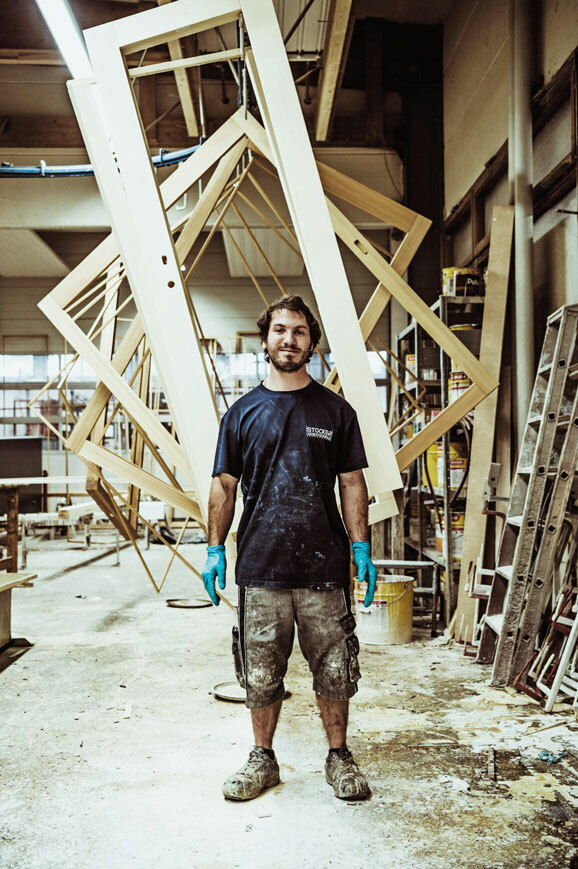 Julian Dreher gehört zur Belegschaft einer Fensterbaufirmajpg