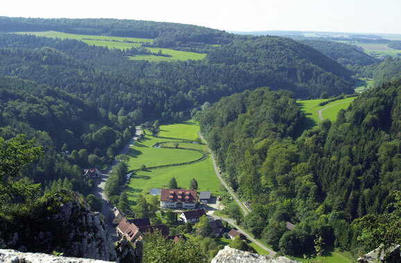 MS Blick vom Hohengundelfingen ins Lautertal 001 be
