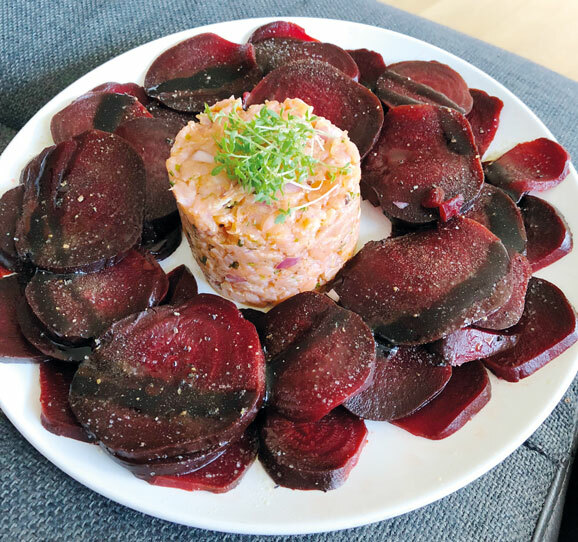 Rote Beete Carpaccio mit Lachstartar be