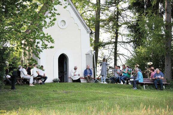 Maiandacht vor der Lourdesgrotte Mopertshaus