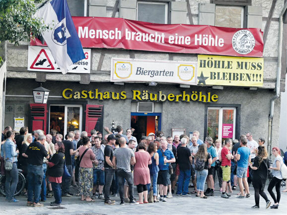 Hoehle aussen