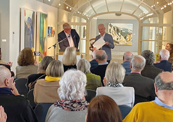 BM Andreas Denzel ueberreicht Michael Schmid Sax die Bürgerehrennadel