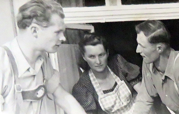 08Blut Gespräch am Fenster
