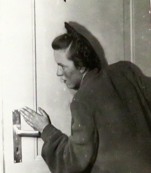 08Blut Klara lauscht