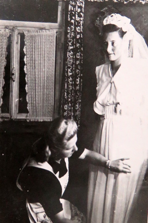 08Blut zAnprobe Hochzeitskleid