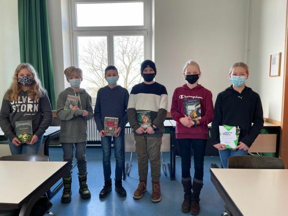 (Von links nach rechts: Anja Greither (6a), Leonard Frey (6a), Timo Maurer (6c), Joscha Titz (6c), Lara Stärk (6b), Matilda Stadler (6b))