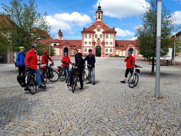 Ankunft der Roten Radler in Altshausen