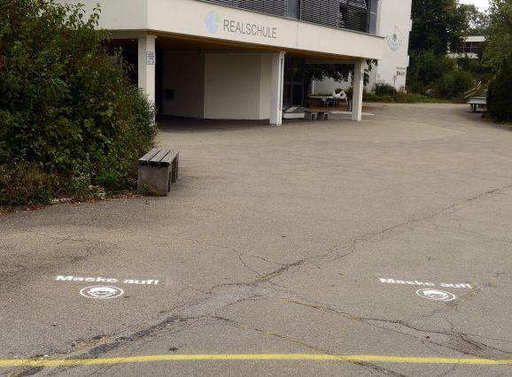 23Rea Maske Pausenhof