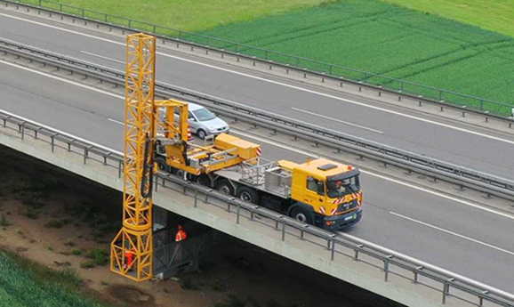 12Brückenuntersichtgerät während der Arbeit Volker WeberA