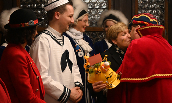 09Frau Minister erhält Orden