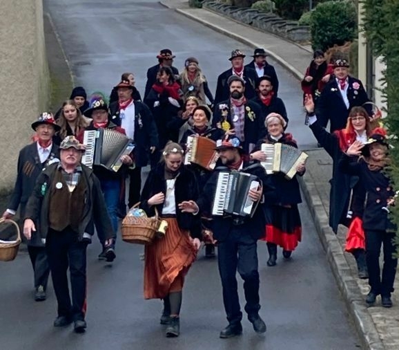Eine Abordnung der mehr als 40-köpfigen Schnurrergruppe auf dem Weg ins Kloster