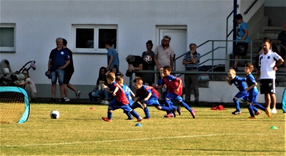 12 a Halbzeitdemonstration der Bambinis