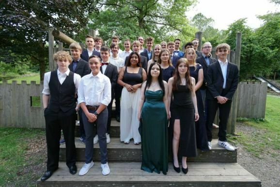 25Gruppenfoto Burg 1024x683