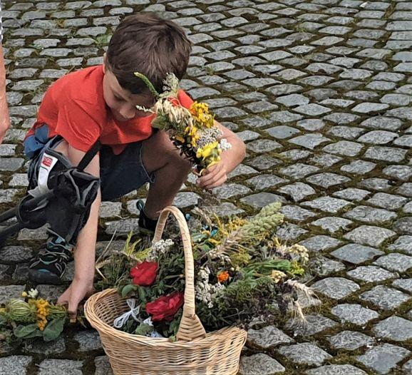 18Korb mit Kräuterbüscheln