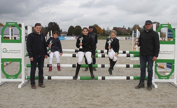 Gruppenbild mit den Vereinsmeistern des RFV: v.l.  Joachim Böttiger (Ausschussmitglied, Hygienebeauftragter und Papa von Johanne), Johanne Böttiger (Vereinsmeisterim Führzügelwettbewerb), Emma Burkhart (Vereinsmeisterin Reiterwettbewerb Schritt-Trab- Galopp), Markus Feirle (2. Vorstand RFV Bad Wurzach) Emilia Huber (Vereinsmeisterin Reiterwettbewerb Schritt-Trab) und Bernd Burkhart ( 1. Vorstand RFV Bad Wurzach).
