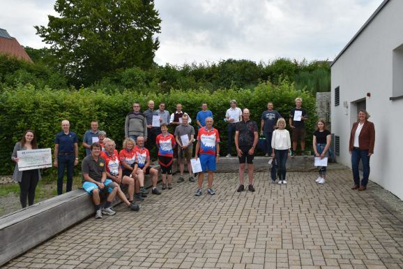 26Scheckübergabe Bild 1