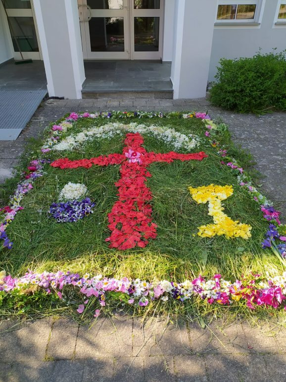 11Blumenteppich Gemeindehaus Ministranten