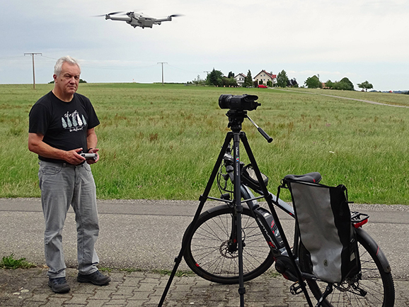 13Kameramann mit Drohne