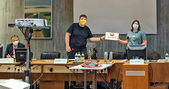 Luis Kistler bedankt sich bei Diana Wertmann 