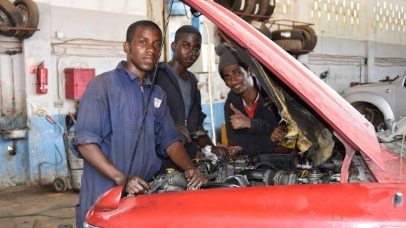 03Ausbildung zum Automechaniker