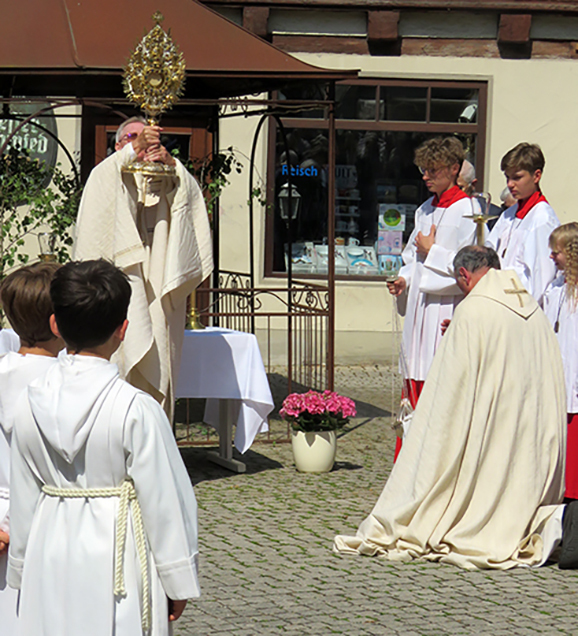 01 Monstranz Erzberer kniend