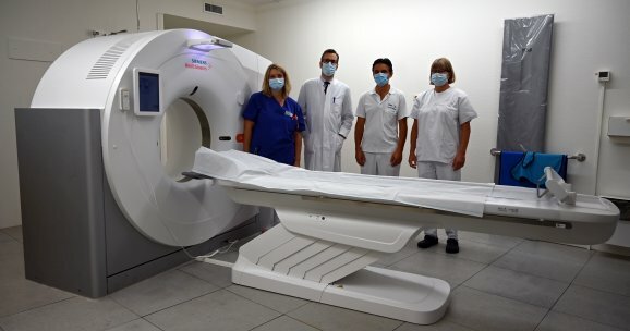 Bildunterschrift: (v.l.n.r.) Leitende medizinisch-technische Radiologieassistentin Susann Kornauer, Chefarzt Prof. Dr. med. Martin Heu-schmid, Dr. med. Bernhard Eder und Dr. med. Eva Franz vom MVZ Wangen vor dem neuen Computertomograph (CT) im Westallgäu-Klinikum.