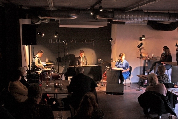 Nora Gomringer mit Peng Peng Parker im HELLO MY DEER Isny Jeanette Loescher Kopie