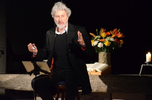 Rufus Beck liest die Bibel in der Nikolaikirche Isny Babette Caesar 578 Kopie