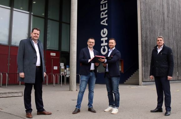 Die Unterschrift unter einen erfreulichen Vertrag. V.l.n.r. Frank Kottman (Mitglied des Vorstands CHG-MERIDIAN), Rainer Schan (Geschäftsführer Towerstars), Raphael Kapzan (Teammanager/Geschäftsstellenleiter Towerstars) sowie Dr. Mathias Wagner (Vorstandsvorsitzender bei CHG-MERIDIAN) (Foto: Kim Enderle)