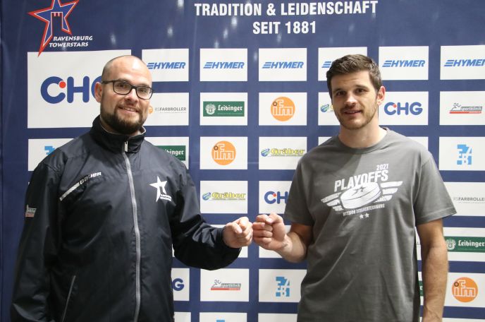 Freuen sich über die Vertragsverlängerung:  (von links) der künftige Geschäftsführer Sport Daniel Heinrizi und Verteidiger James Bettauer (Foto: F. Enderle)