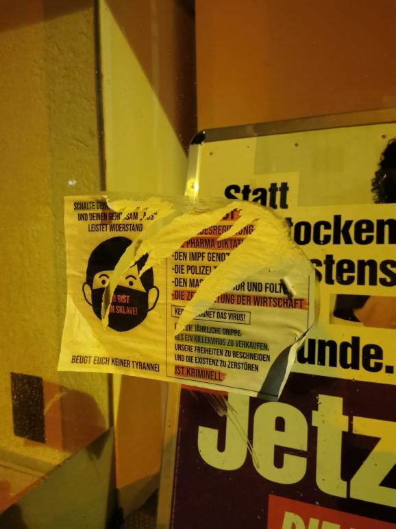 02PandemieLinke4Plakatabgerissen