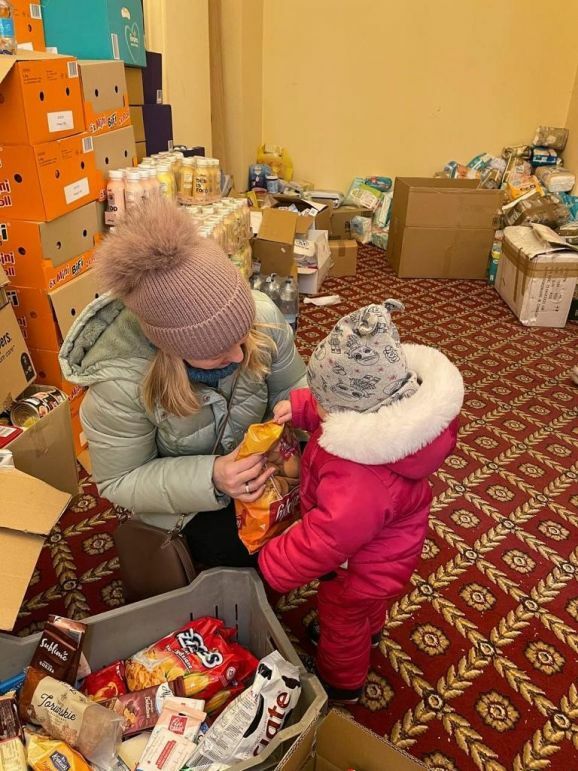 11Ukrainische Flüchtlinge erhalten Waren der Hilfsgüterlieferung