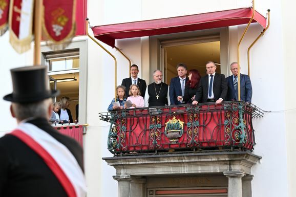 Balkonblick Weingartens designierter OB Clemens Moll auf dem Rathausbalkon