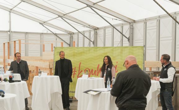 Es zeigt, von links, die vier an der PK Beteiligten: Franz Schönberger, Daniel Rapp, Gabriele Asshoff, Stephan Drescher.  Sie können dieses Foto gern verwenden, um die heutige Pressemittelung zu illustrieren