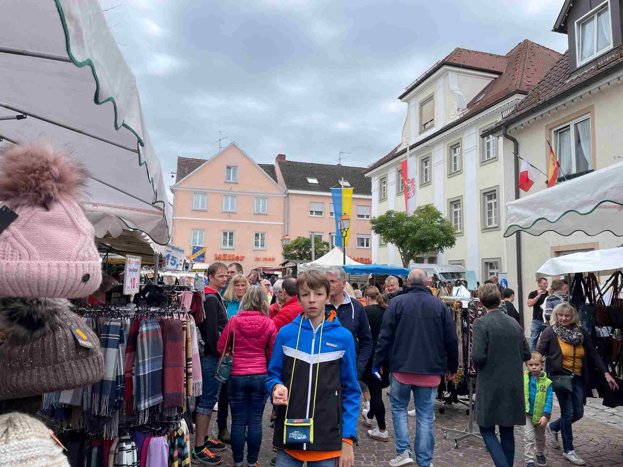 25Kirchweihjahrmarkt 2022 Kirchstraße Bild 1 MWirth