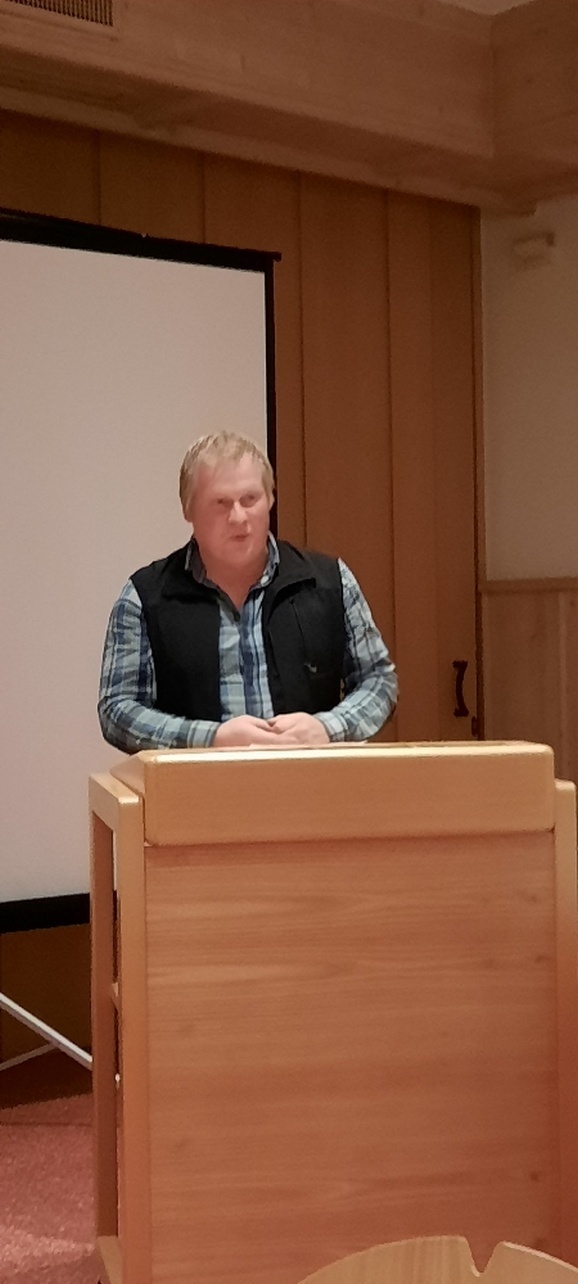 02Vorsitzender Baumann spricht zu den Anwesenden